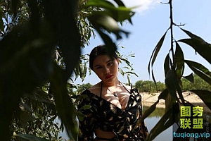 48张 丰满美女户外开放泳装裸纱人体摄影RAW原片图集下载